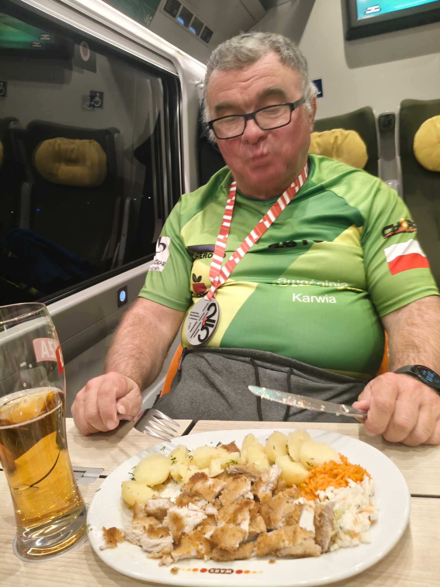 Zdjęcie do wpisu: Podróż z opiekunką na Pomorze, do Gdyni. Dziś odbył się start w Gdyńskim Biegu Niepodległości na dystansie 10 km. Po zawodach był obiad, kolacja, a na zakończenie jedno zasłużone 🍺 za udany start